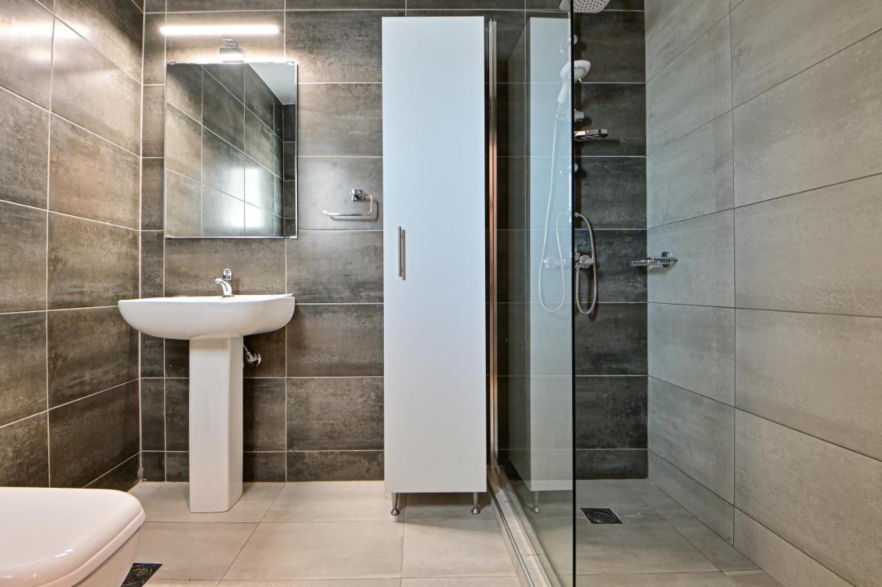 Charming Apartment With A Sea View Terrace Piraeus Bagian luar foto